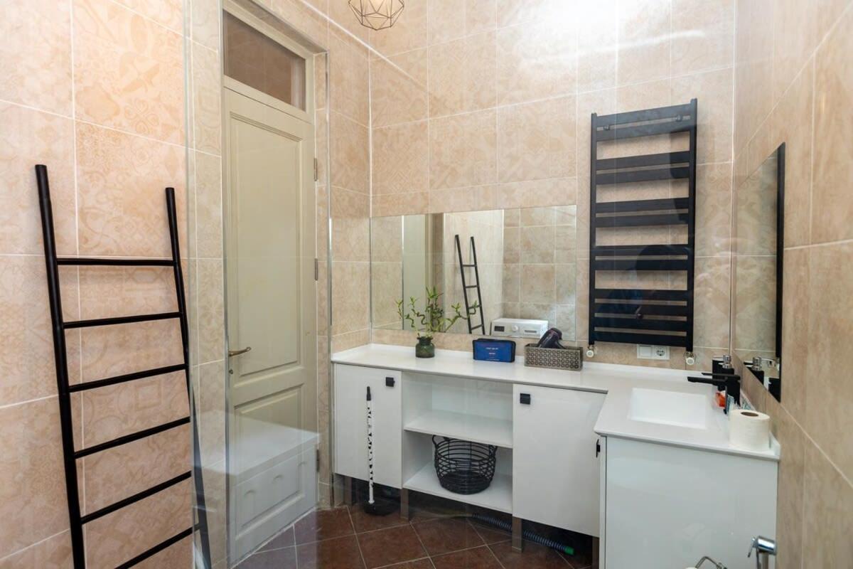Stylish 2Br Apt In The Heart Of Old Tbilisi ภายนอก รูปภาพ